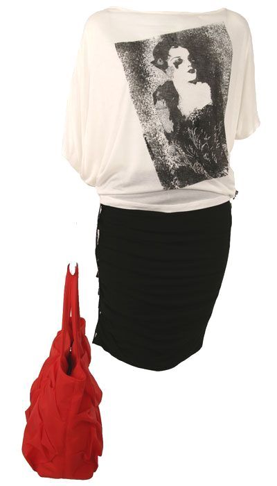 Bluza imprimeu, fusta incretituri, geanta rosie Bluza imprimeu, fusta incretituri, geanta rosie