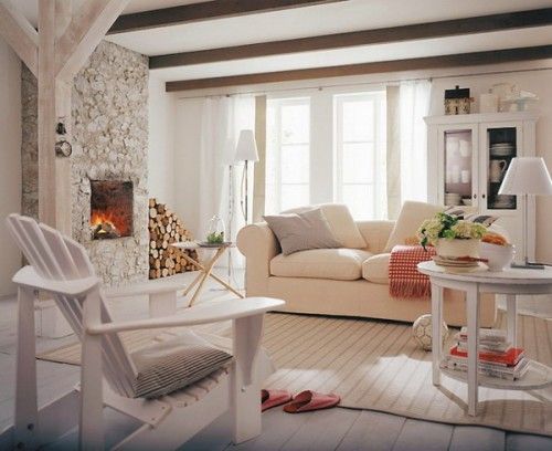Living room decorat cu piatra si dusumele din lemn natural