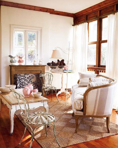 Mobilier din lemn antichizat si scaune vintage din metal