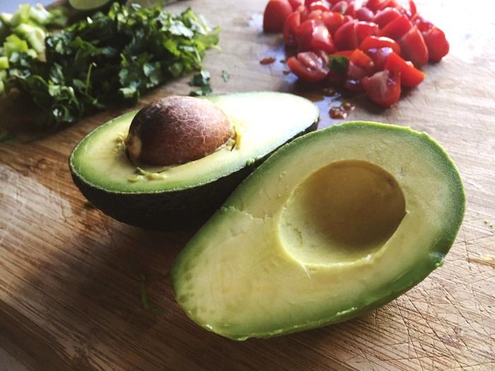 5 moduri de a manca avocado dar nu guacamole