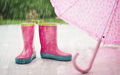 Chic in ploaie cu cizme de cauciuc, trenciuri sau geci
